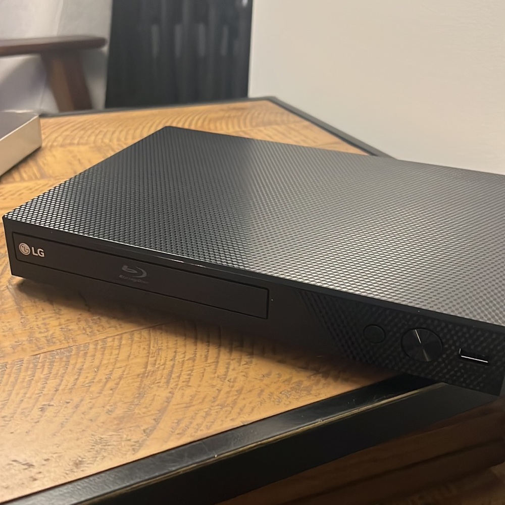 Wireless Streaming Blu-ray DiscTM/DVD Player - Picture 8 of 10